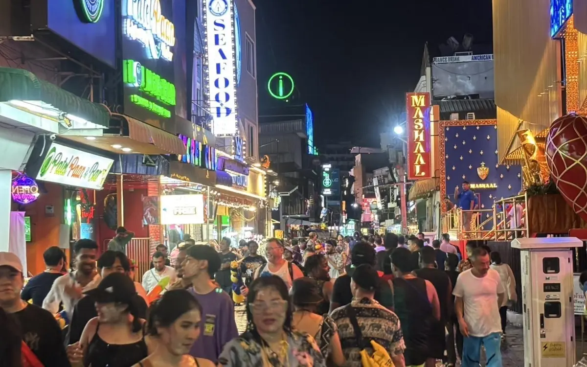 Pattayas Songkran-Party geht bis Mitternacht – Geschäfte stink-sauer!