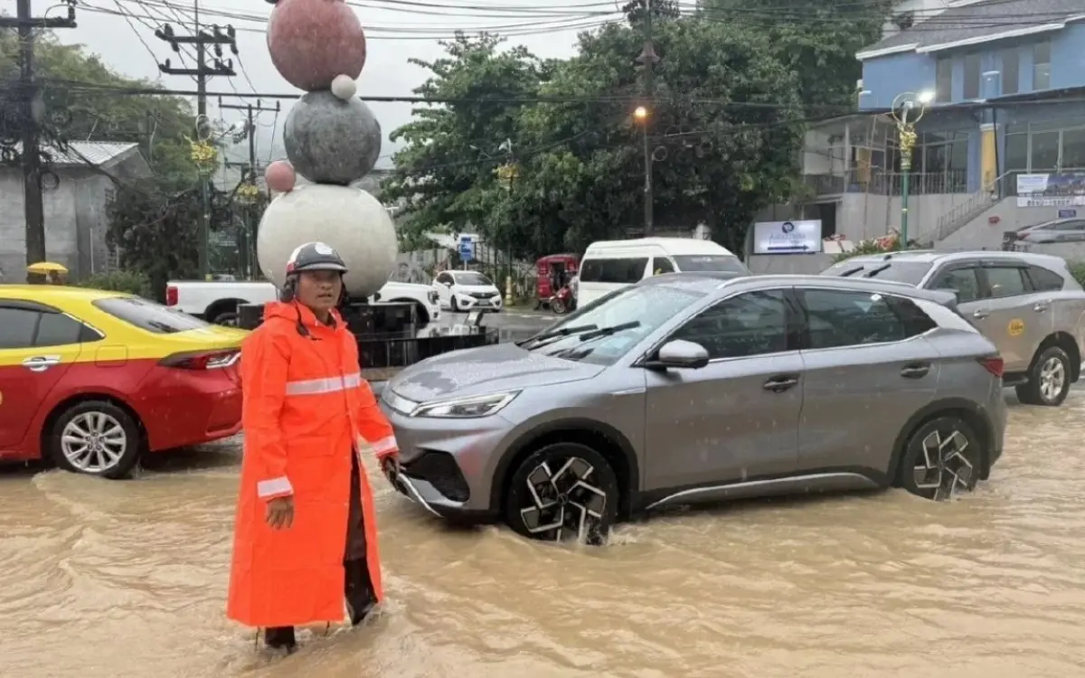 Phuket versinkt im Regen – Touristen gefangen