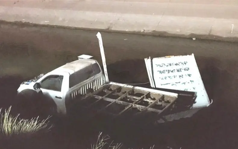 Pickup bricht auseinander: Fahrer überlebt Sturz in Straßenkanal