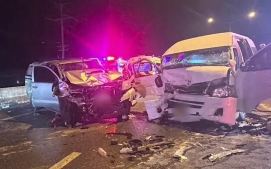 Pickup vs. Van: 15 Verletzte!