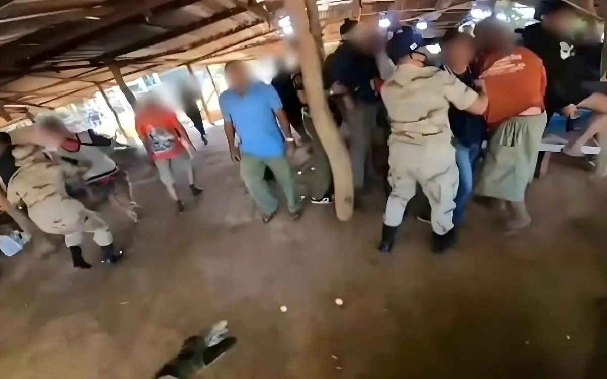 Polizei in Nakhon Phanom: Große Hahnenkampf-Razzia mit fast 50 Festnahmen