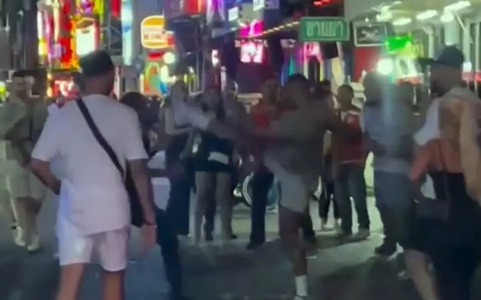 Prügelei auf Walking Street: Touristen kämpfen und versöhnen sich