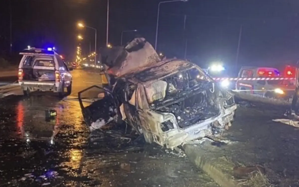 Rätselhafter Unfall in Chiang Mai: Volvo prallt gegen Strommast und brennt aus – Fahrer verstorben