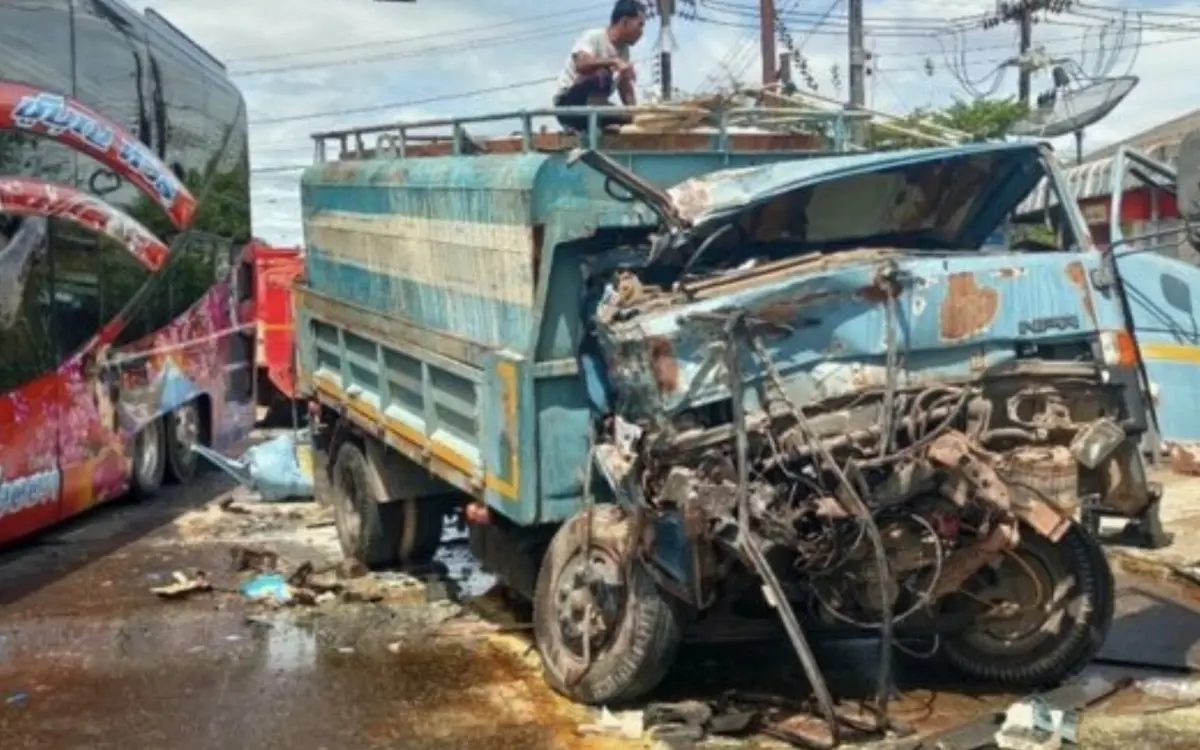 Reisebus kollidiert in Satun mit sechsrädrigen Gummi-LKW: Vier Verletzte – Wie ein GPS-Fehler vier Menschen verletzte!