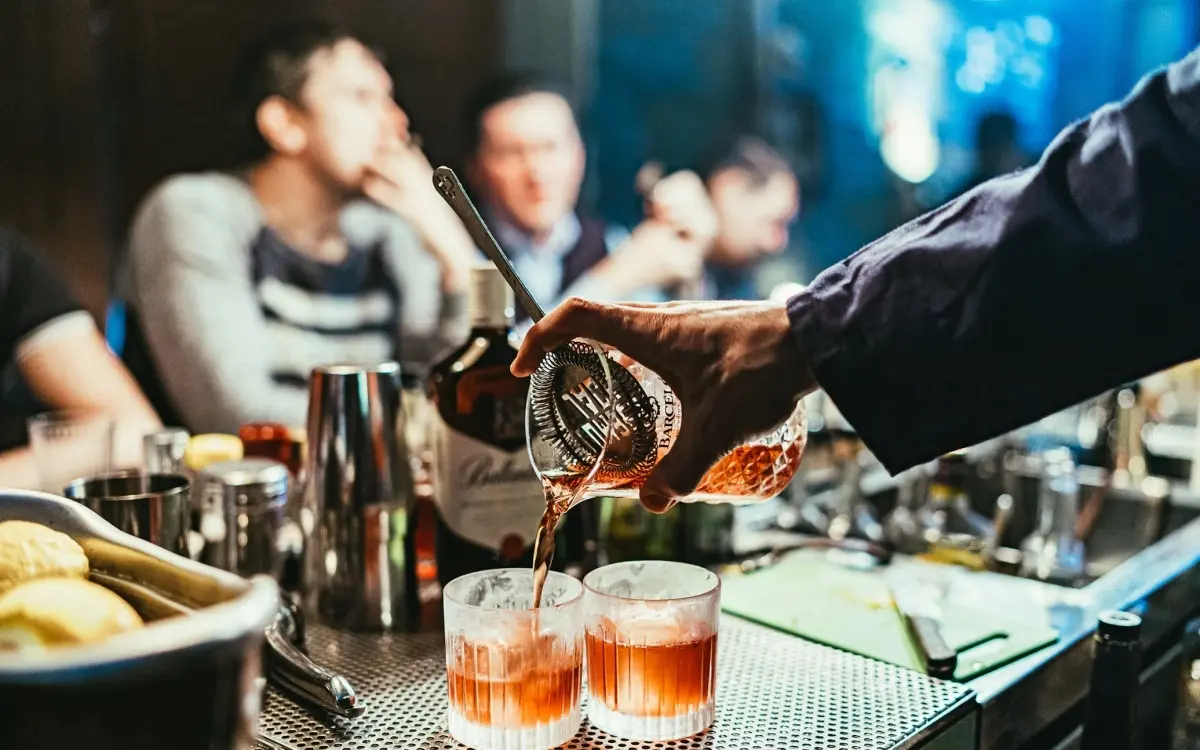 Revolution in der Alkoholwerbung: Repräsentantenhaus genehmigt wegweisendes Gesetz zur Alkoholkontrolle