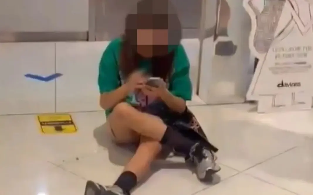 Russische Touristin raucht in Einkaufszentrum: Wegen Verstoß gegen Rauchverbot in Phuket in Gewahrsam