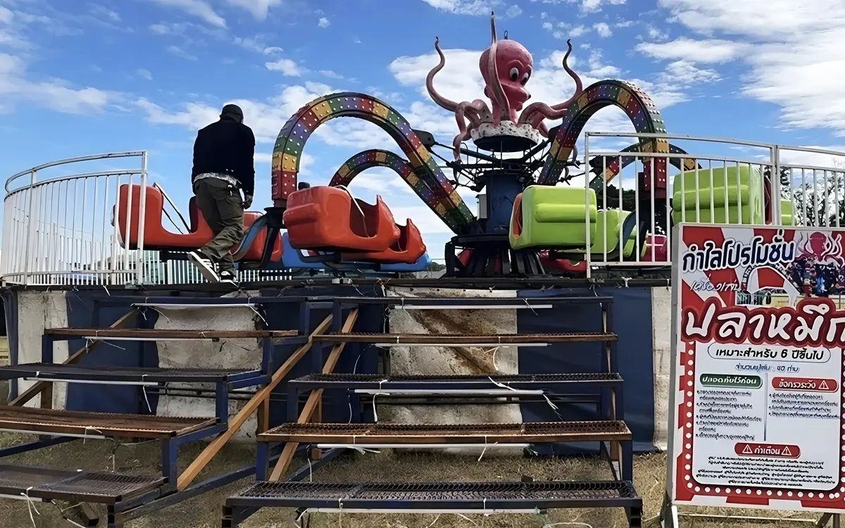 Schrecklicher Vorfall auf Winterfest: 12-jähriges Mädchen stürzt von Karussell und erleidet schwere Verletzungen