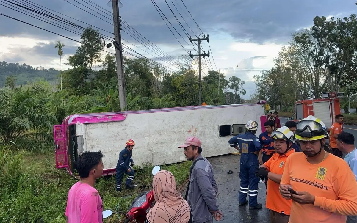 Schwerer Busunfall in Phang Nga: Ein Kind stirbt, mehrere Verletzte gemeldet