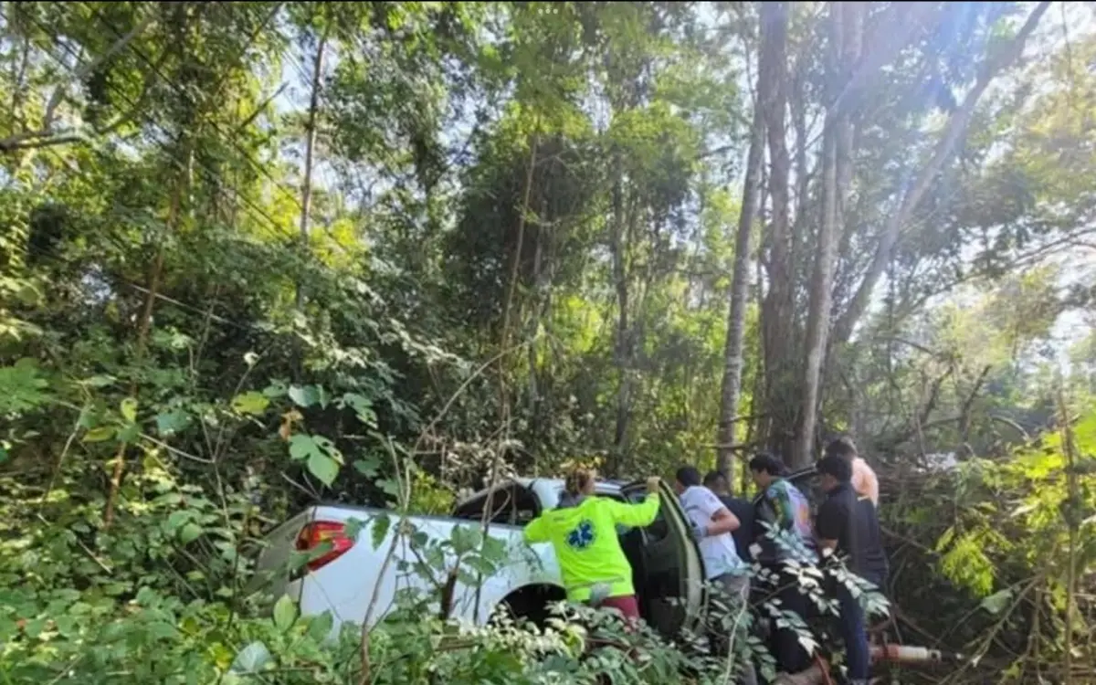 Schwerer Unfall in Phetchabun: Zwei Tote und mehrere Verletzte nach Crash gegen Baum