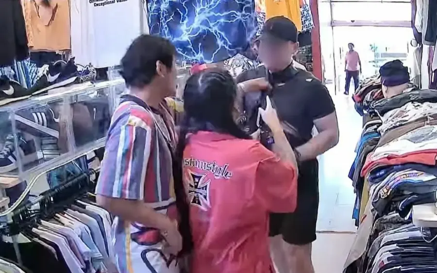 Skandal in Bangkok: Secondhand-Chefin schiesst gegen Touristen! (Video)