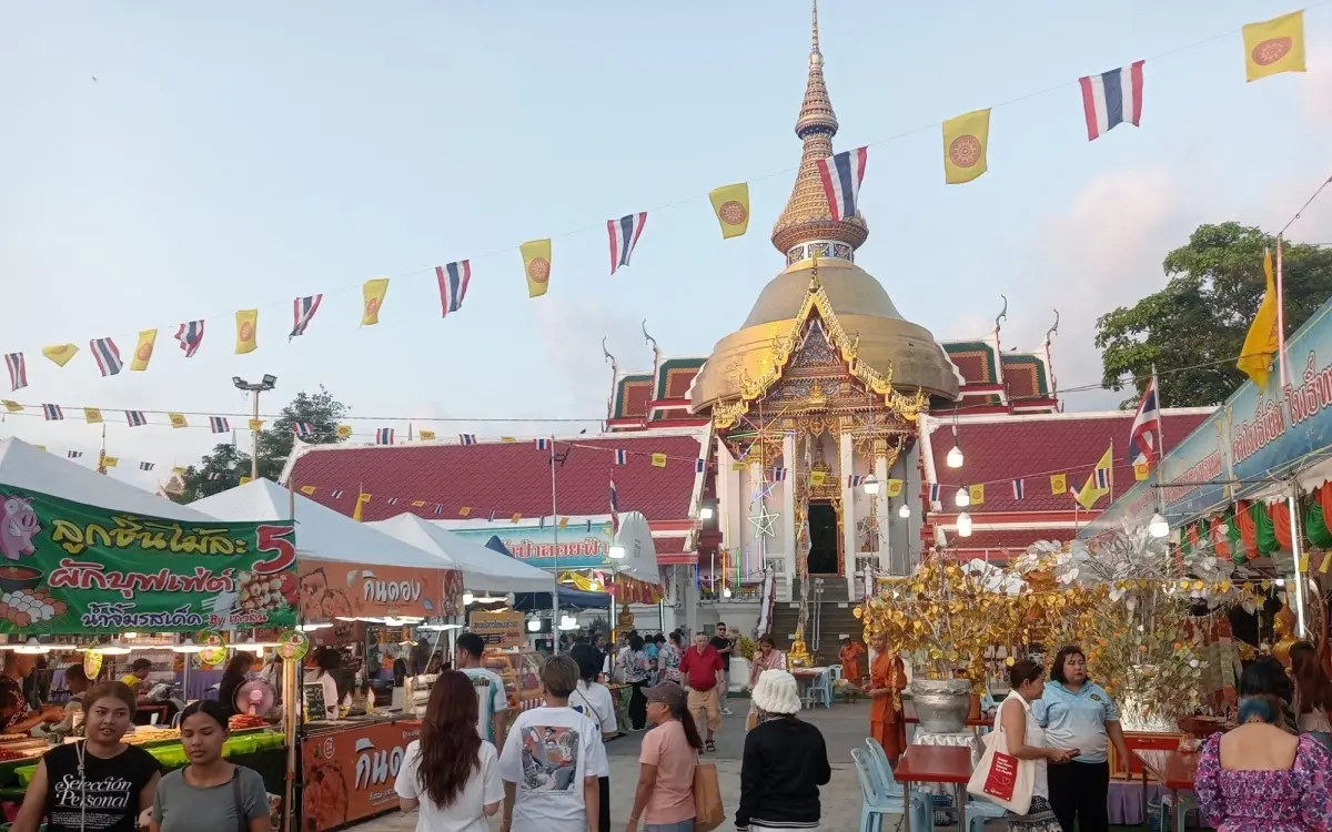Songkran: Thailands traditionelles Neujahrsfest zwischen Spiritualität und ausgelassener Feier