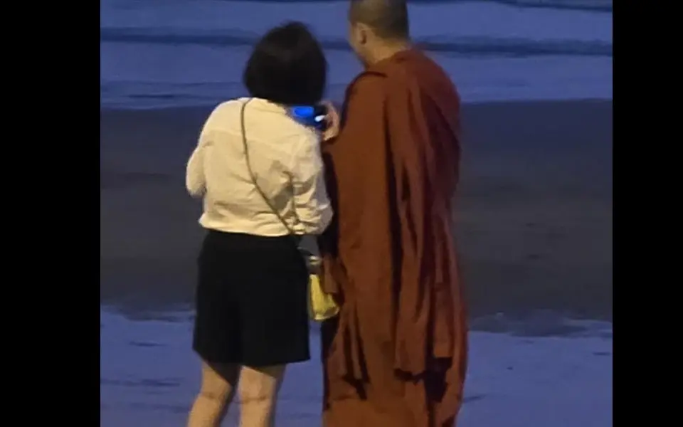 Spirits Undercut: Mönch sorgt für Aufregung bei Sonnenuntergang mit Frau am Jomtien Beach