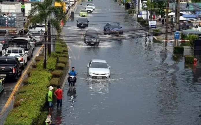 Starke Regenfälle fluten Samut Prakan: Verkehrschaos und Schäden