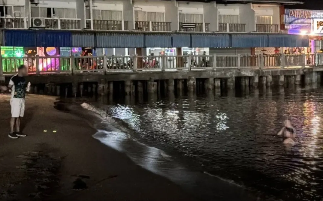 Strandvergnügen eines russischen Paares zieht Menschenmassen in Pattaya an – Video