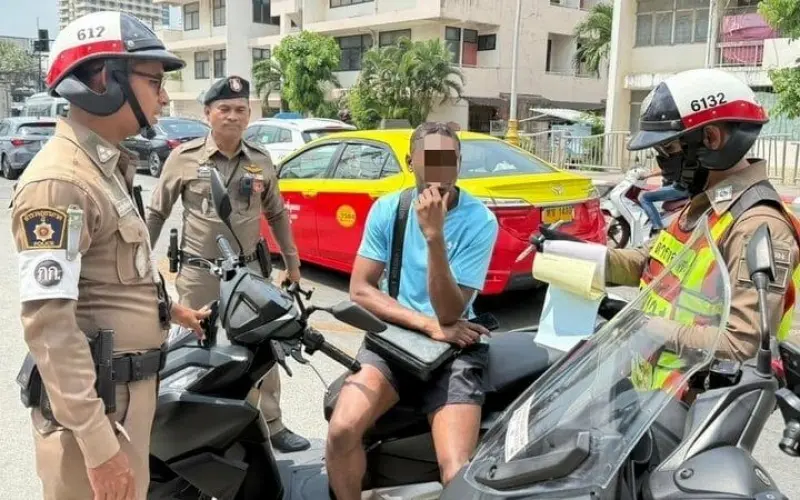 Strenge Kontrollen: Phukets Polizei verfolgt ausländische Motorradfahrer ohne Führerschein in Touristengebieten