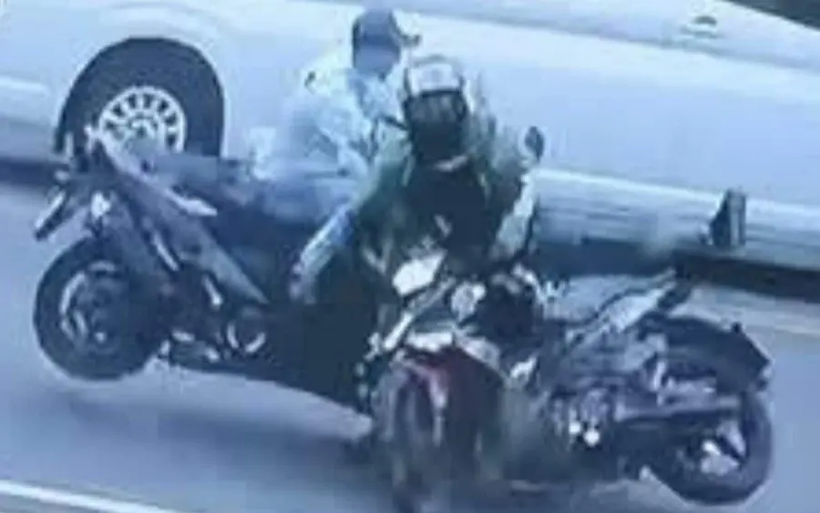 Thailändisches Opfer fahndet nach ausländischem Motorradfahrer, der Fahrerflucht begangen hat