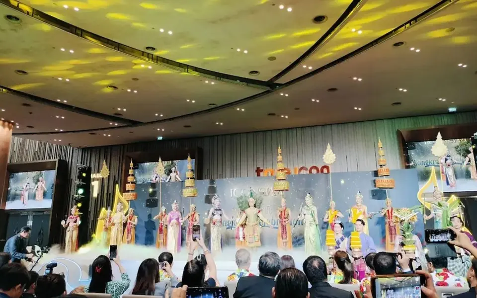 Thailand feiert Songkran mit einer Mischung aus traditionellen Wasserspritzaktivitäten und kulturellen Erlebnissen