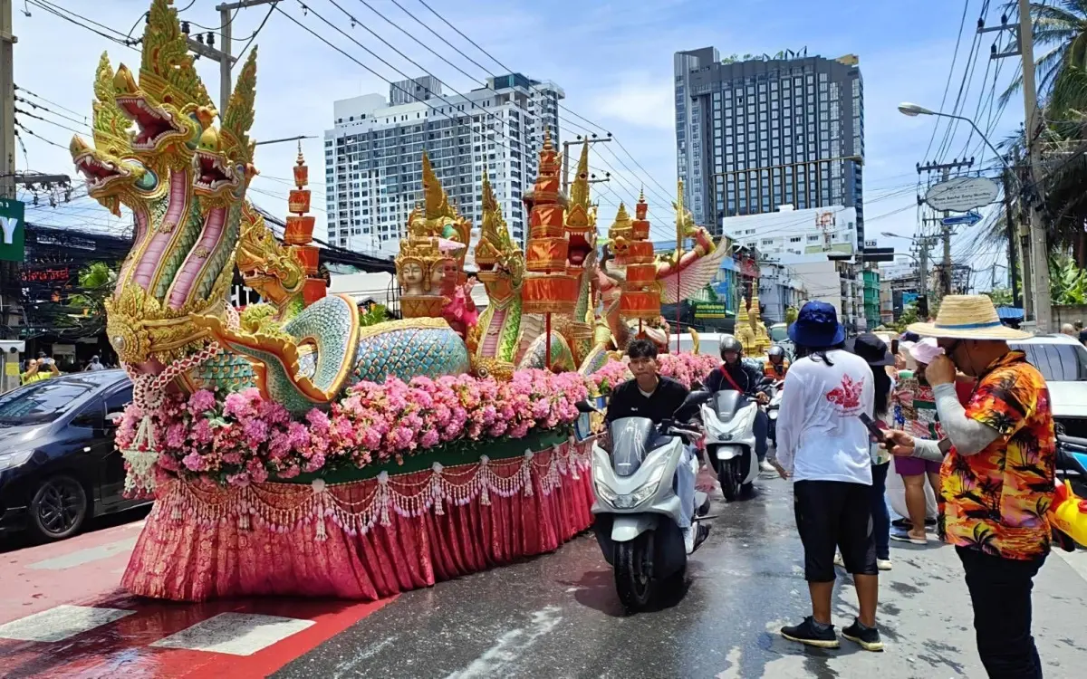 Thailands größtes Wasserfest lockt Touristen in Massen nach Pattaya
