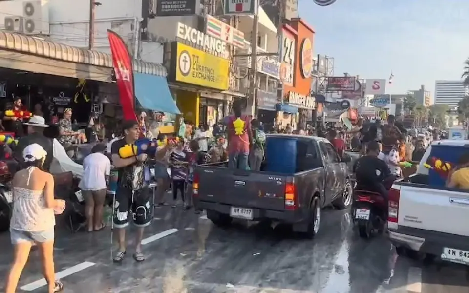 Thailands Wasser-Wahnsinn: Songkran vs. Wan Lai – was ist der Unterschied?