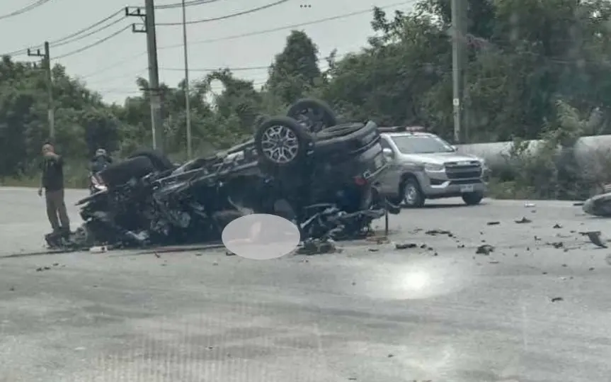 Tödlicher Crash: SUV eines Ausländers überschlägt sich nach LKW-Kollision – Video