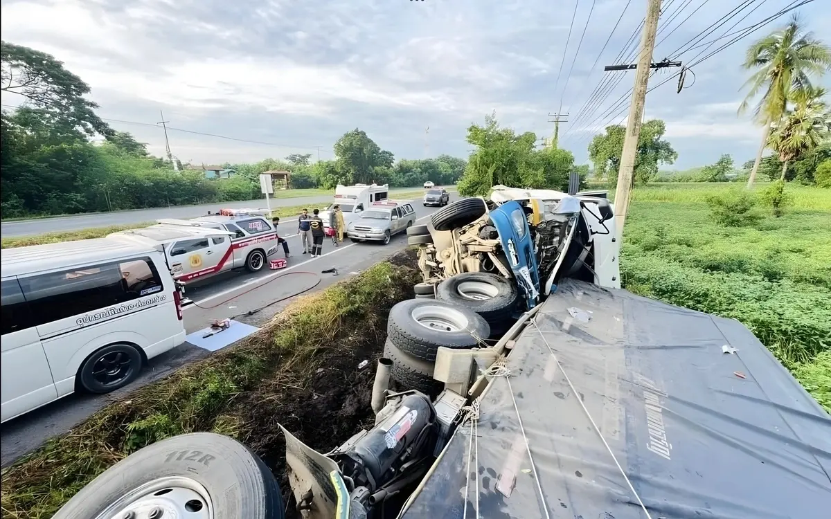 Tödlicher LKW-Unfall in Lopburi: Eine Tragödie auf dem Highway 21 fordert ein Leben – Opfer in Wrack eingeklemmt