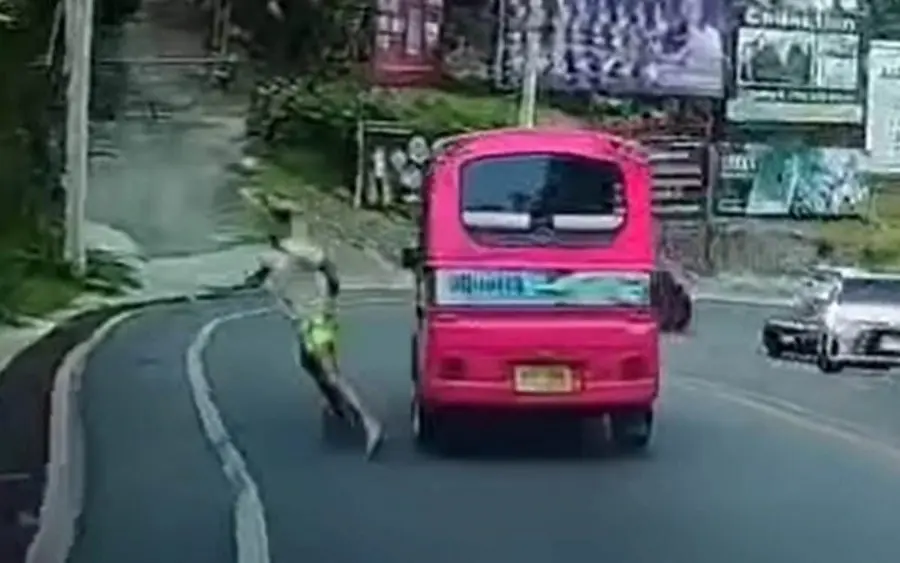 Ausländischer Tourist auf Phuket überrascht mit ungewöhnlichem Tuk-Tuk-Ausflug: Wagemutiger Sprung aus Fahrzeug Unfall oder Mutprobe? Video