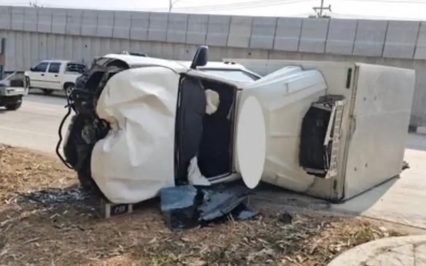 Dramatischer Unfall eines Lieferwagens in Sattahip: Verwirrter Fahrer flüchtet auf gestohlenem Motorrad und wird schnell gefasst – Video