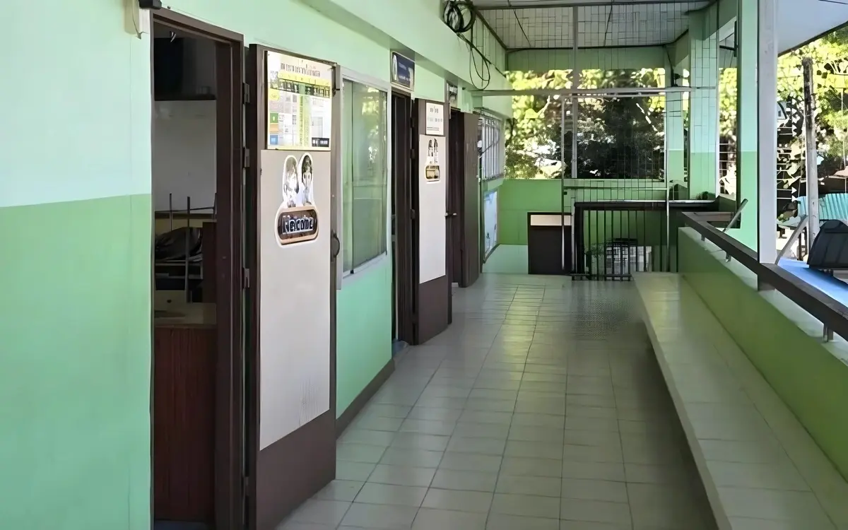 Unfassbare Vorwürfe: Lehrer in Buriram beschuldigt, Schülerinnen belästigt zu haben – Eltern fordern Gerechtigkeit