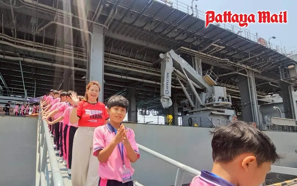 US-Kriegsschiff als Klassenzimmer! Thailändische Kinder staunen über High-Tech-Luxus