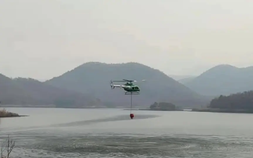 Wasserbehälter vs. Fischernetz: Helikopterpilot in Notlage zögert nicht – VIDEO