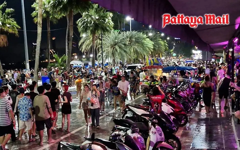 WASSERSCHLACHT-WAHNSINN: Pattayas Songkran-Festival explodiert in Farben und Spaß