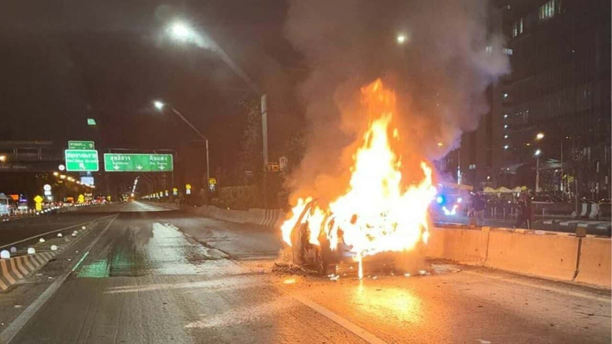 VIDEO: Auto explodiert im Berufsverkehr – Chaos bis Mitternacht