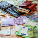 Keine Rente mehr – und niemand sagt warum a pile of money sitting on top of a table