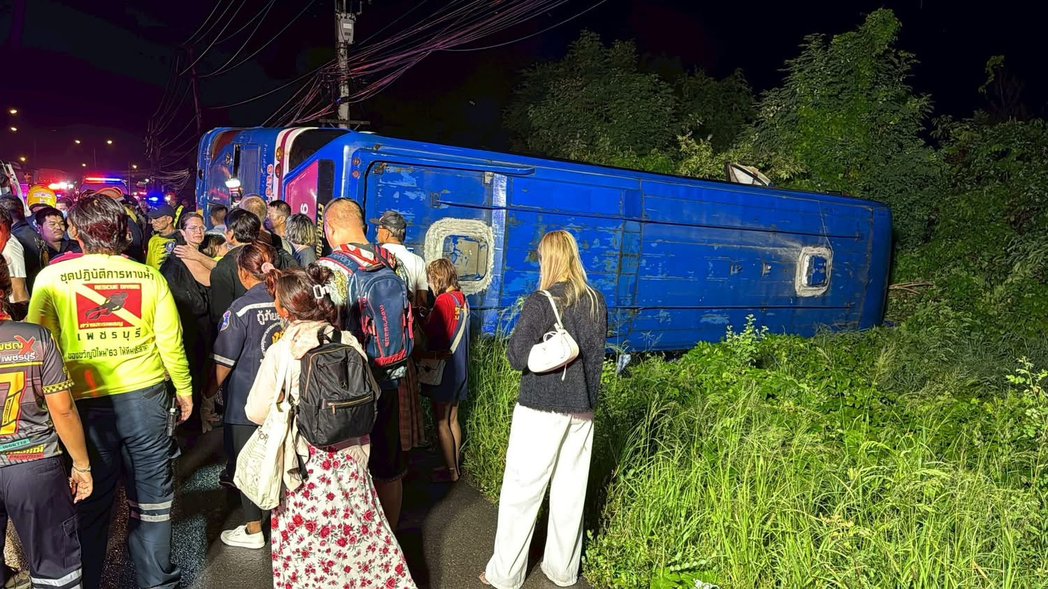 Unfall in Phetchaburi! Reisebus kippt auf Südroute – Passagiere in Todesangst