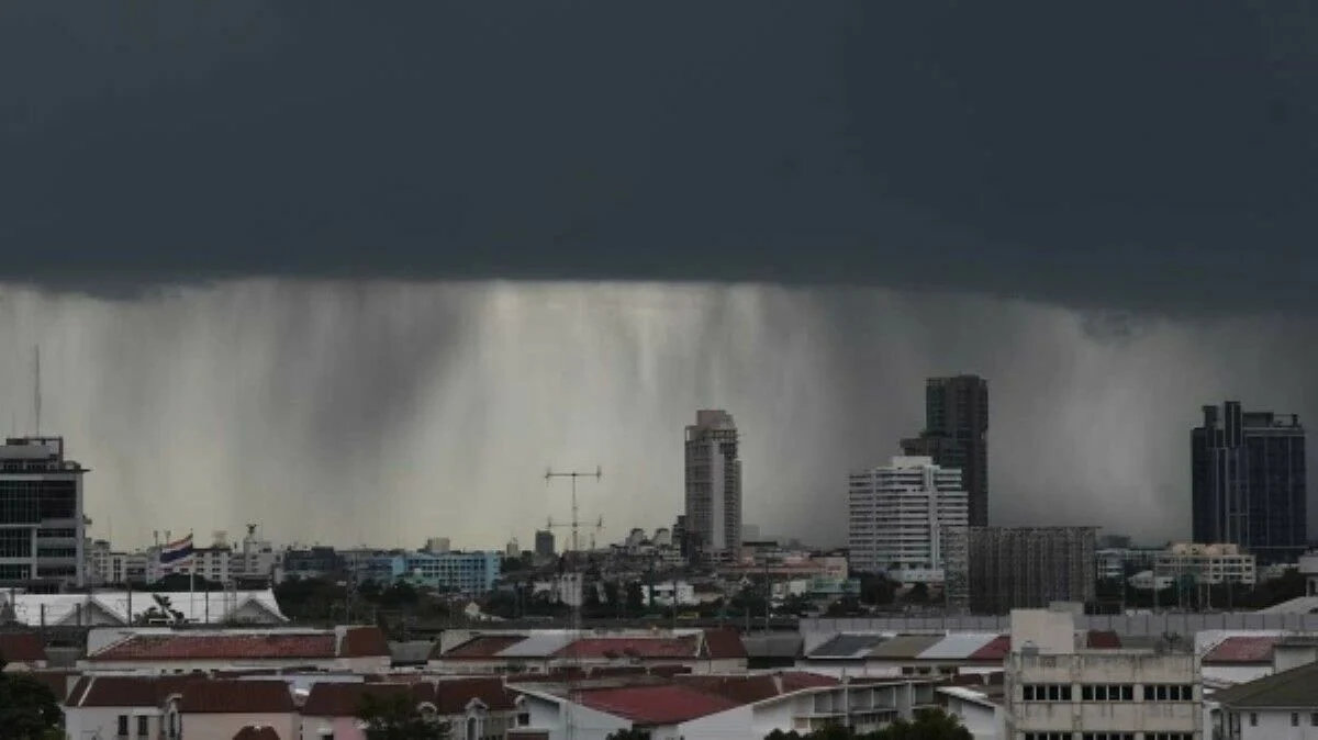 Unwetter rollt über Thailand