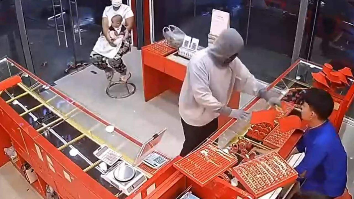 Goldraub im Einkaufszentrum: Täter nach 90 Metern geschnappt