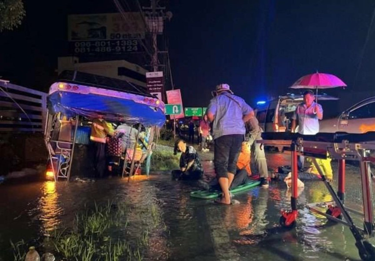 Pickup kracht in Sammeltaxi – 9 Verletzte