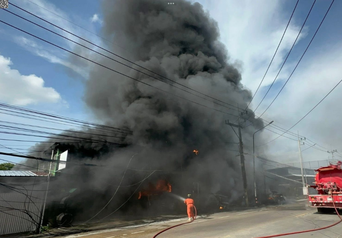 VIDEO: Flammeninferno in Autowerkstatt bei Pattaya: