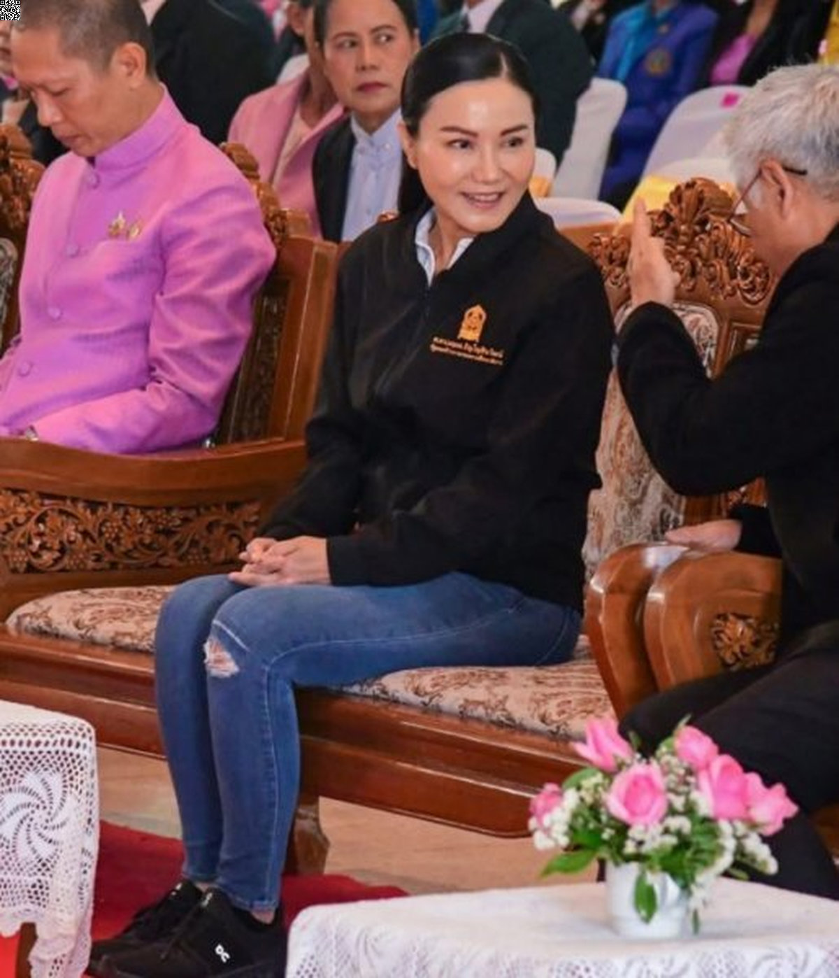 Ministerin sorgt in Thailand mit zerrissenen Jeans für Debatte