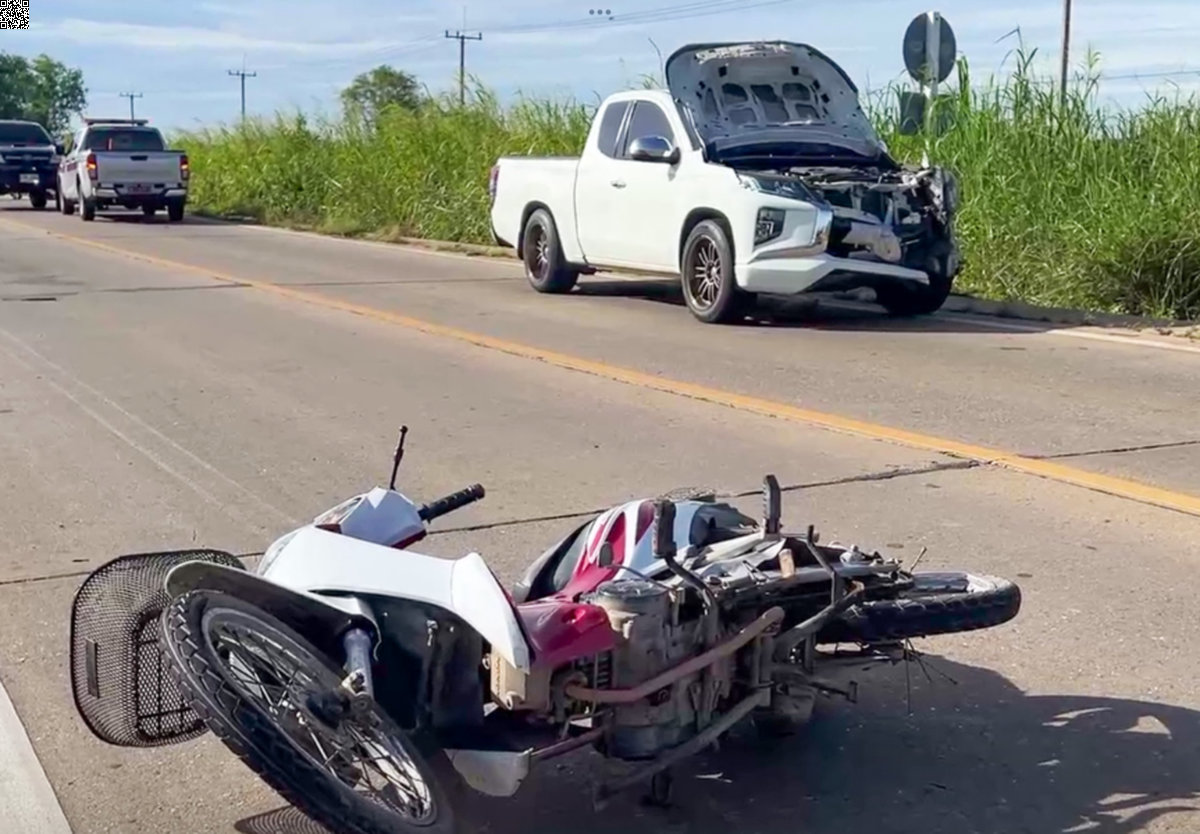 Pickup rammt Motorrad in Chai Nat – 63-Jährige stirbt nach Schleiffahrt