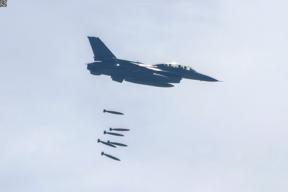 F-16 der Royal Thai Air Force greifen kambodschanisches Militär an