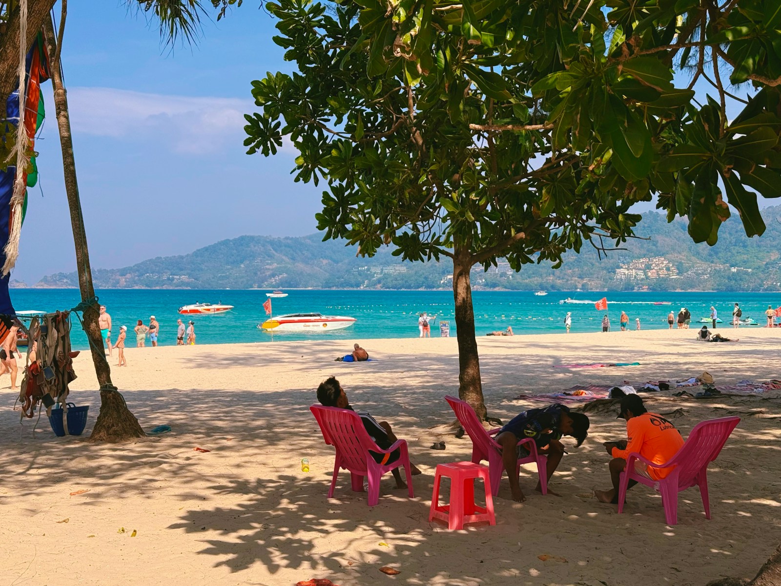 Cannabisgeruch und Chaos bei Motorrädern schaden Phuket