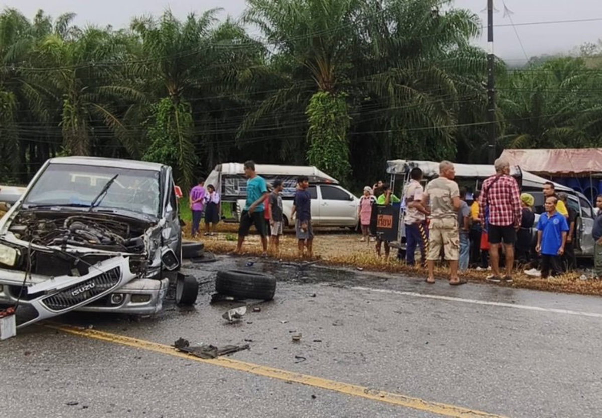 VIDEO: Phang Nga: Pick-up kracht in Schulbus – Acht verletzt