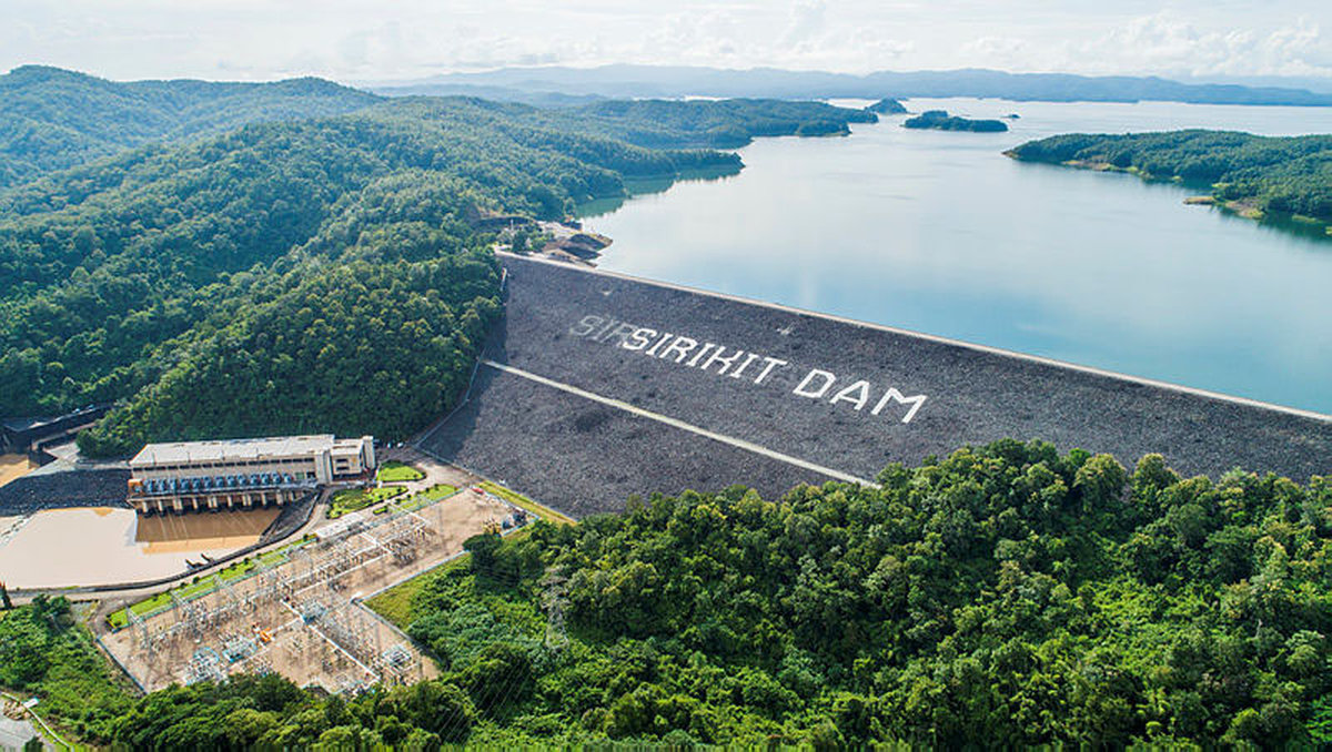 Sirikit-Staudamm öffnet Schleusen – bis zu 50 Mio. m³ täglich