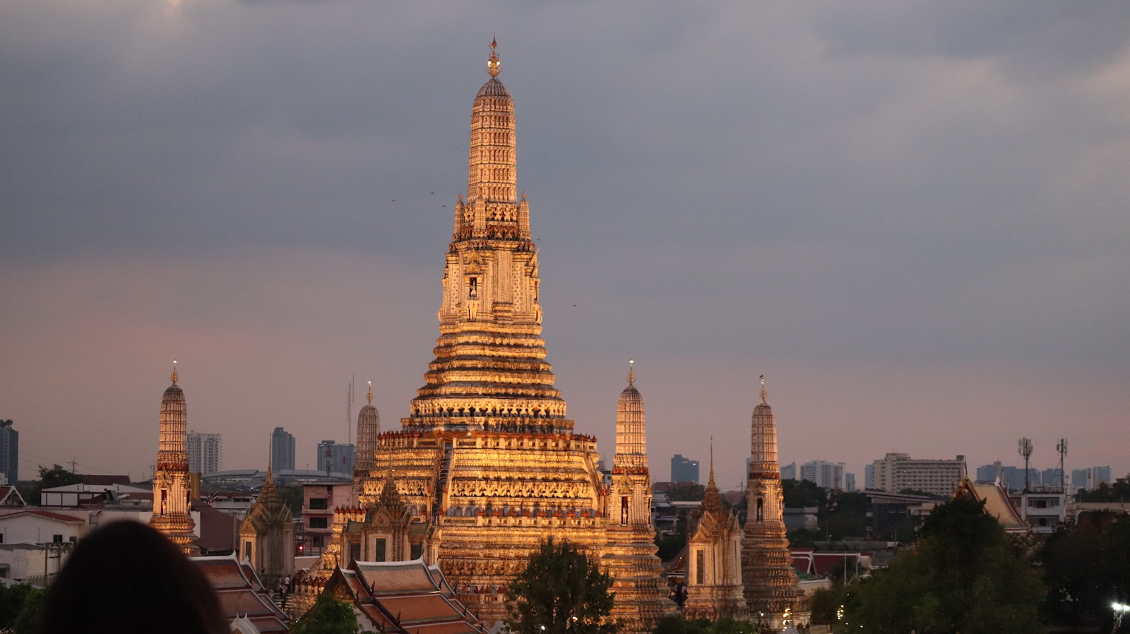 Wat Arun strahlt im Morgenlicht über Bangkok am Chao Phraya