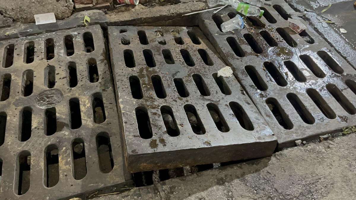 „Albtraum im Urlaub“ – Deutscher Tourist stürzt in Gully!