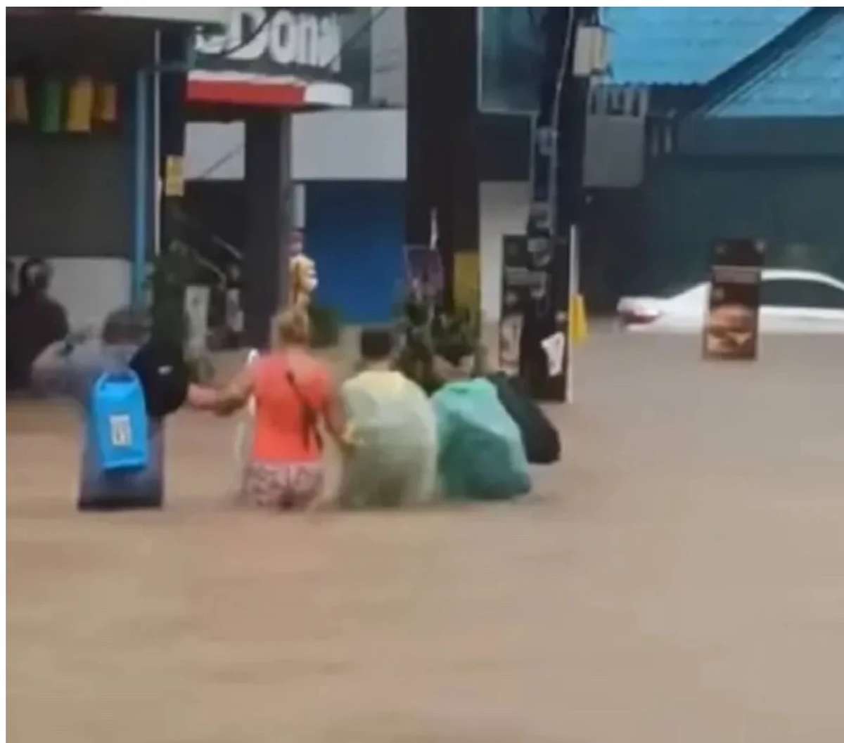EILMELDUNG: Sturzfluten in Khao Lak – Touristen fliehen