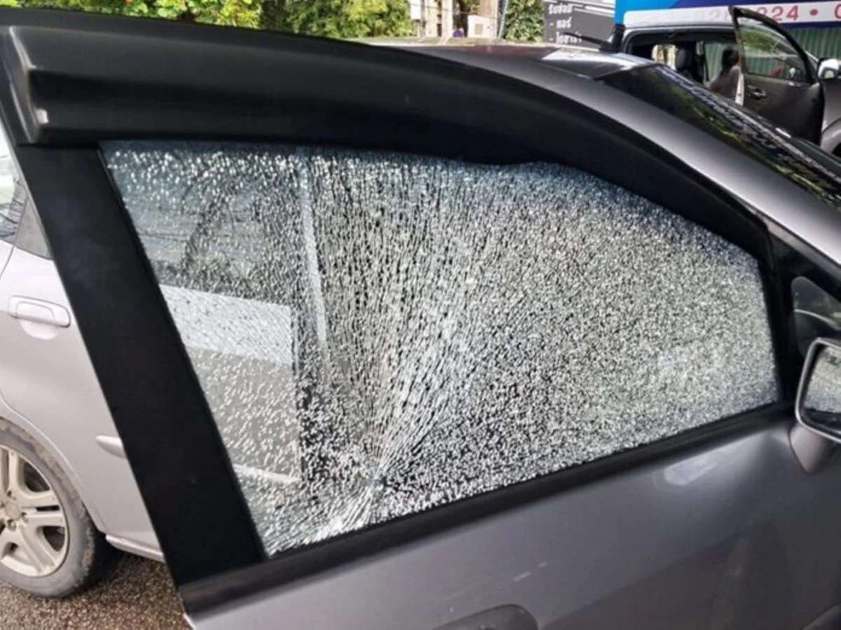 Psychisch Gestörter zerstört Autos in Chiang Mai