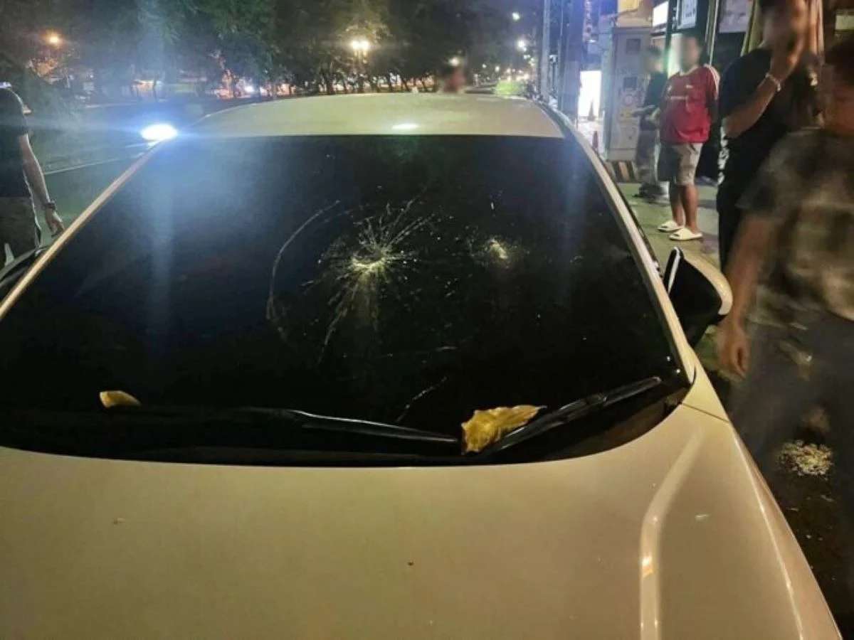 Psychisch Gestörter zerstört Autos in Chiang Mai