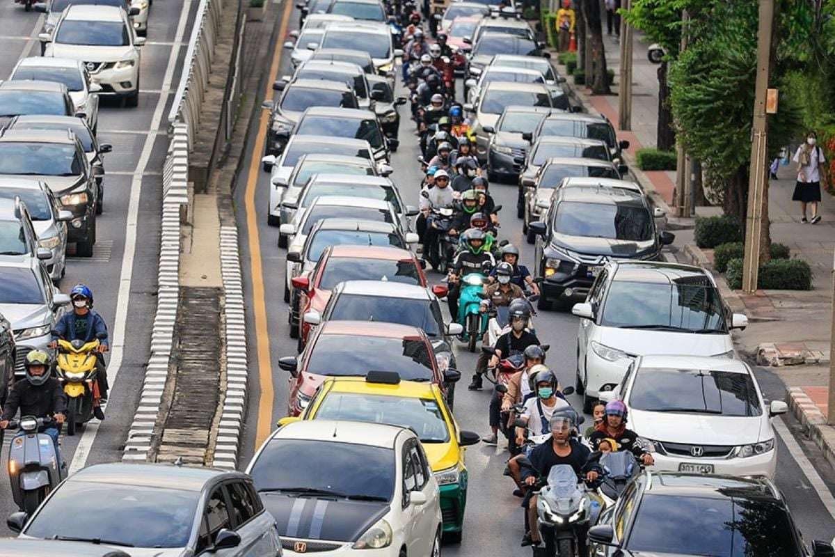 Schulstart: Bangkok versinkt im Stau